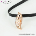 44359 Xuping neueste Designs Leder Halsband Halskette für weibliche Phantasie Blatt geformte Anhänger Halskette mit Magnetverschluss